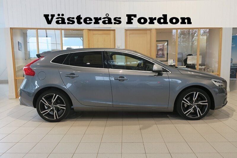 Grå Begagnad 2016 Volvo V40 R-Design Kombi | 169 900 kr (Marknadspris) - Bild 1/4