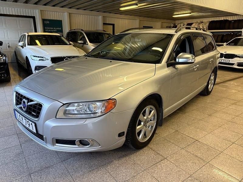 Silvermetallic Begagnad 2010 Volvo V70 R-Design Kombi | 69 900 kr (Marknadspris) - Bild 1/4