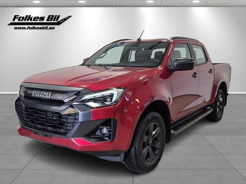 Red spinel metallic Begagnad 2024 Isuzu D-Max Pickup | 673 500 kr (Marknadspris) - Bild 1/4