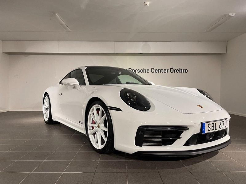 Vit Begagnad 2024 Porsche 911 Carrera 4 GTS Sportkupé | 1 769 000 kr (Bra pris) - Bild 1/4