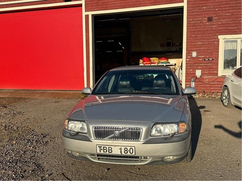 Grå Begagnad 2002 Volvo S80 Sedan | 20 000 kr (Marknadspris) - Bild 1/4