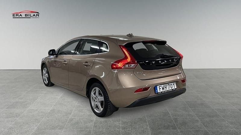 Begagnad Volvo V40 Momentum 120 HK (88 kW) 2016 Brun Halvkombi
