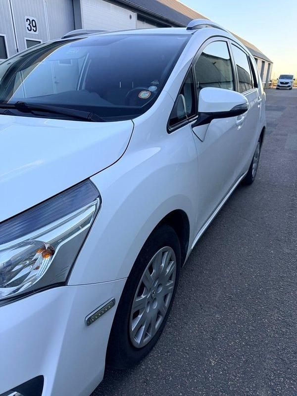 Begagnad Toyota Verso 112 HK (82 kW) 2015 Vit Minibuss