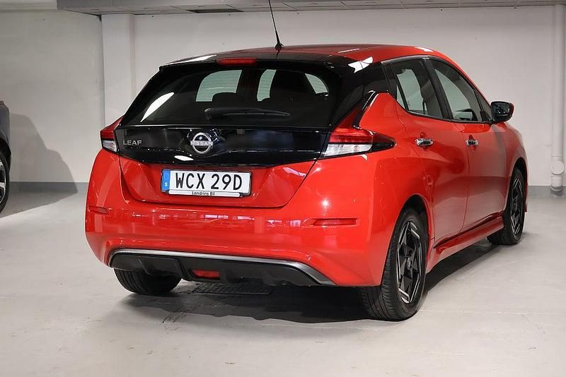 Begagnad Nissan Leaf Acenta 110 kW (150 HK) 2022 Röd Halvkombi