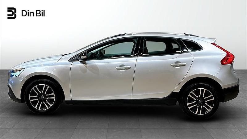 Begagnad Volvo V40 Momentum 150 HK (110 kW) 2019 Silver Halvkombi