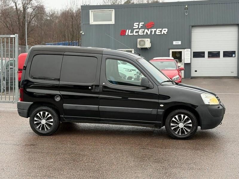 Svart Begagnad 2004 Peugeot Partner Minibuss | 22 900 kr (Marknadspris) - Bild 1/4