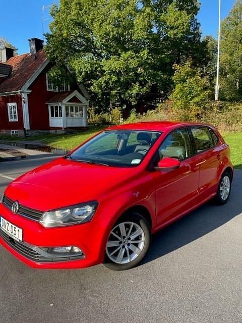 Röd Begagnad 2015 VW Polo Halvkombi | 70 000 kr (Marknadspris) - Bild 1/4