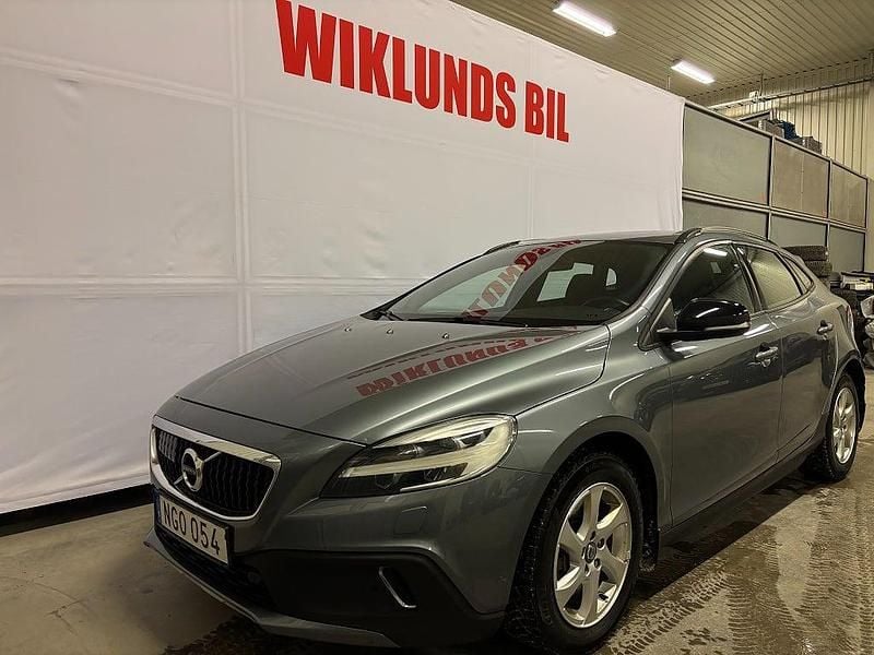 Grå Begagnad 2017 Volvo V40 Momentum Halvkombi | 129 900 kr (Marknadspris) - Bild 1/4