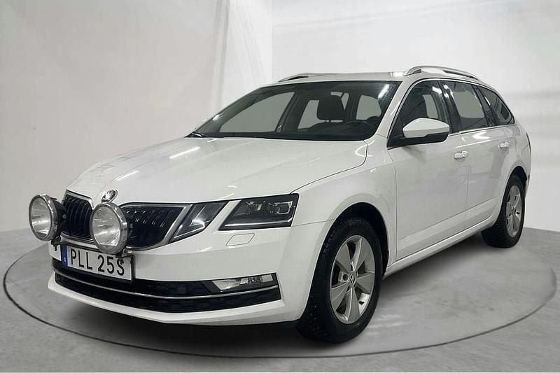 Vit Begagnad 2020 Skoda Octavia Kombi | 149 000 kr (Bra pris) - Bild 1/4