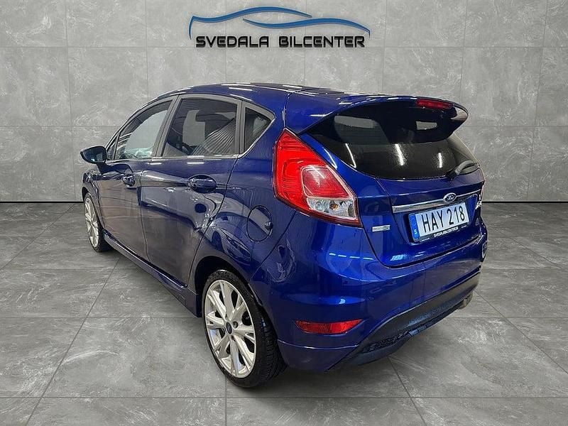 Begagnad Ford Fiesta ST-Line 125 HK (91 kW) 2015 Blå Halvkombi
