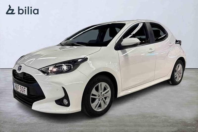 Vit Begagnad 2022 Toyota Yaris Hybrid Active Halvkombi | 209 900 kr (Marknadspris) - Bild 1/1