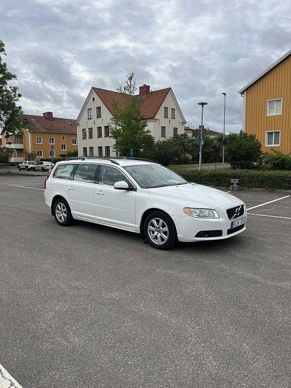 Vit Begagnad 2013 Volvo V70 Momentum Kombi | 130 000 kr (Marknadspris) - Bild 1/4