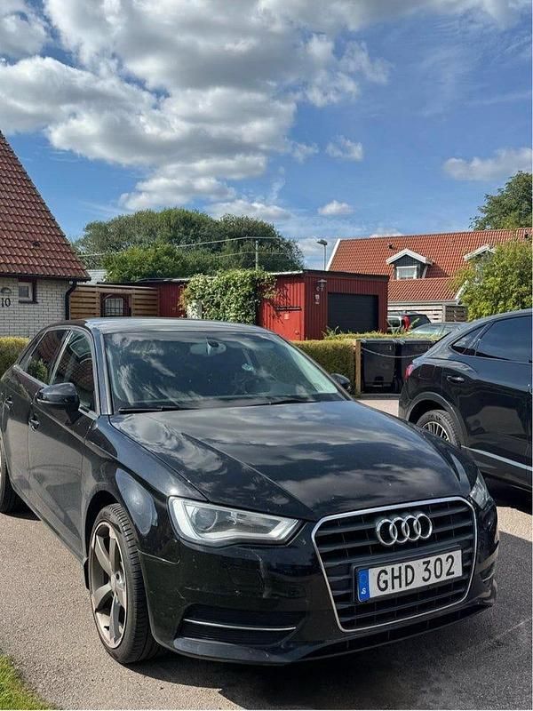 Svart Begagnad 2014 Audi A3 Sportback Halvkombi | 99 000 kr (Marknadspris) - Bild 1/4