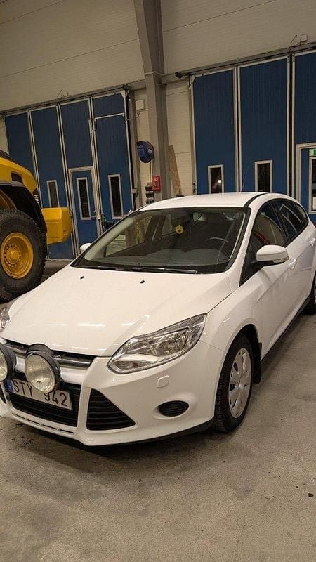 Vit Begagnad 2013 Ford Focus Halvkombi | 50 000 kr (Marknadspris) - Bild 1/4