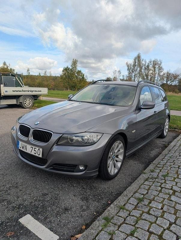 Grå Begagnad 2009 BMW 320 Comfort Edition Kombi | 70 000 kr (Bra pris) - Bild 1/4