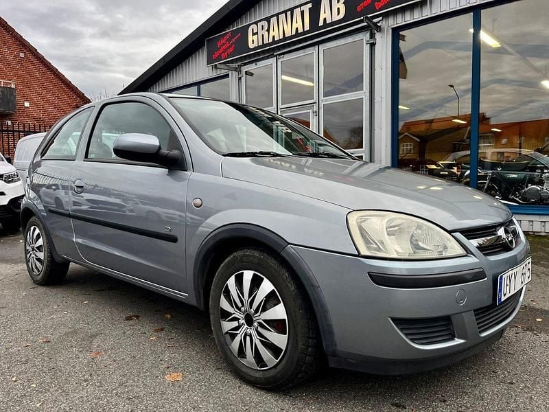 Grå (grå met) Begagnad 2004 Opel Corsa Halvkombi | 19 900 kr (Marknadspris) - Bild 1/4