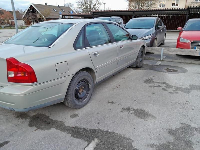 Gråguld Begagnad 2004 Volvo S80 Sedan | 27 000 kr (Bra pris) - Bild 1/4