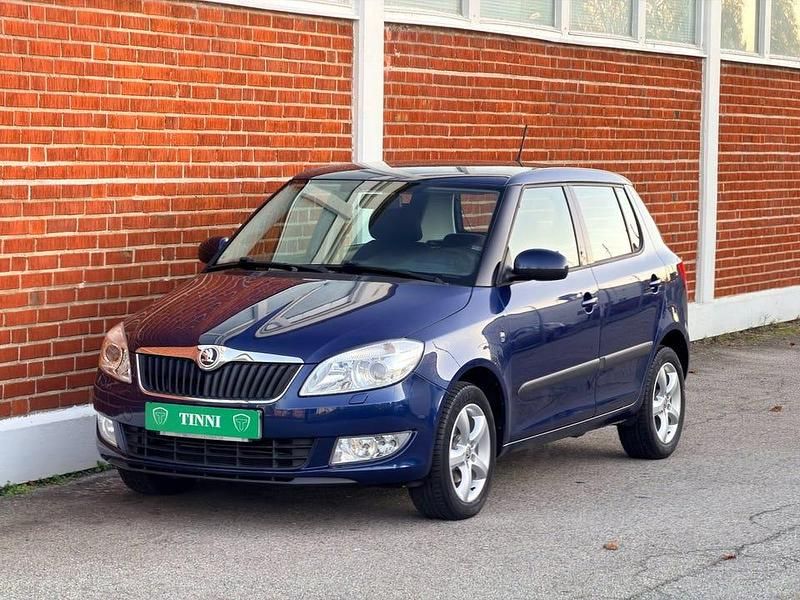 Blå Begagnad 2013 Skoda Fabia Elegance Halvkombi | 83 000 kr (Dyr) - Bild 1/4