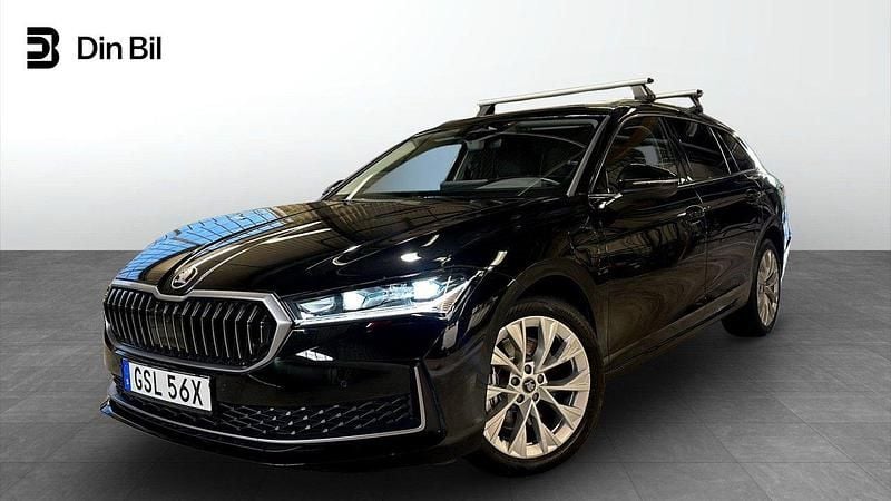 Svart (ebony black metallic) Begagnad 2024 Skoda Superb Selection Kombi | 459 900 kr - Bild 1/4