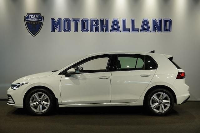 Vit Begagnad 2023 VW Golf VIII Life Halvkombi | 219 900 kr (Superpris) - Bild 1/4