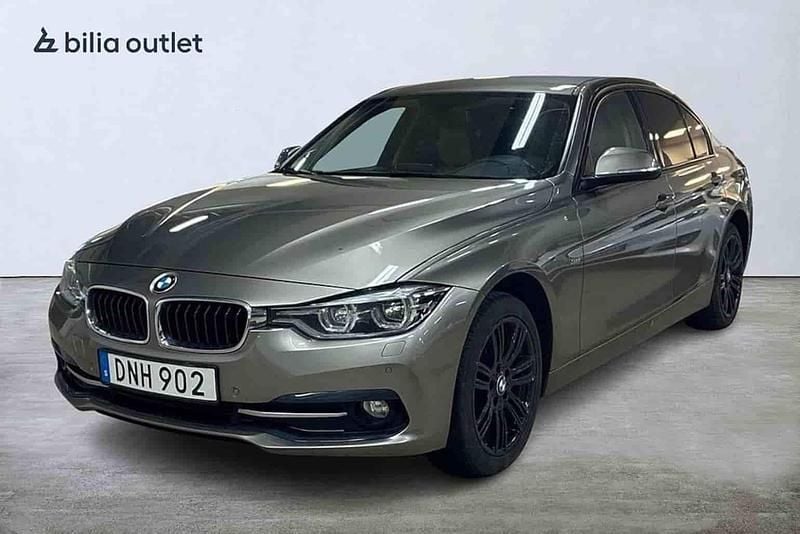 Silver Begagnad 2016 BMW 320 Sedan | 209 900 kr (Marknadspris) - Bild 1/1
