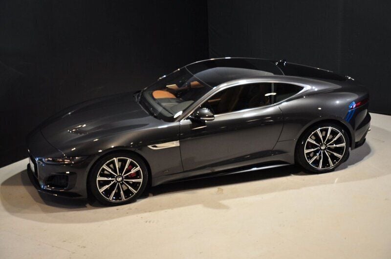 Begagnad Jaguar F-Type R 576 HK (423 kW) 2023 Grå Sportkupé