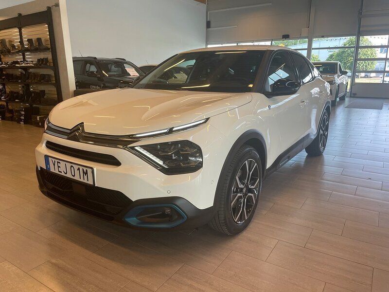 Vit Begagnad 2023 Citroën e-C4 Shine Halvkombi | 248 000 kr (Lite dyr) - Bild 1/4