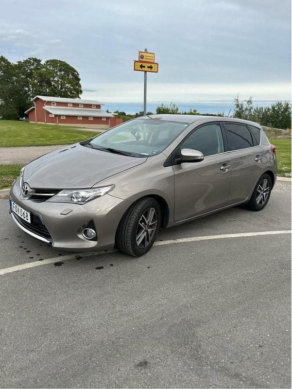 Brun Begagnad 2015 Toyota Auris Edition Halvkombi | 105 000 kr (Marknadspris) - Bild 1/4