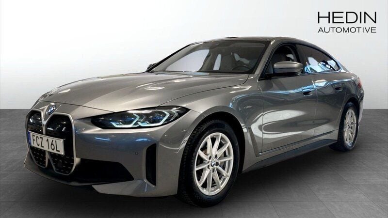 Grå (grey) Begagnad 2022 BMW i4 Sedan | 379 900 kr - Bild 1/4