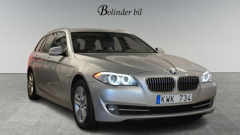 Ljusgrå Begagnad 2010 BMW 523 Kombi | 89 800 kr (Marknadspris) - Bild 1/4