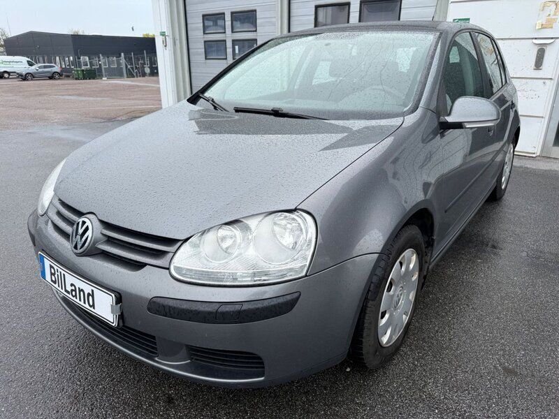 Mörkgrå (grå) Begagnad 2006 VW Golf V Trendline Halvkombi | 39 900 kr (Marknadspris) - Bild 1/4