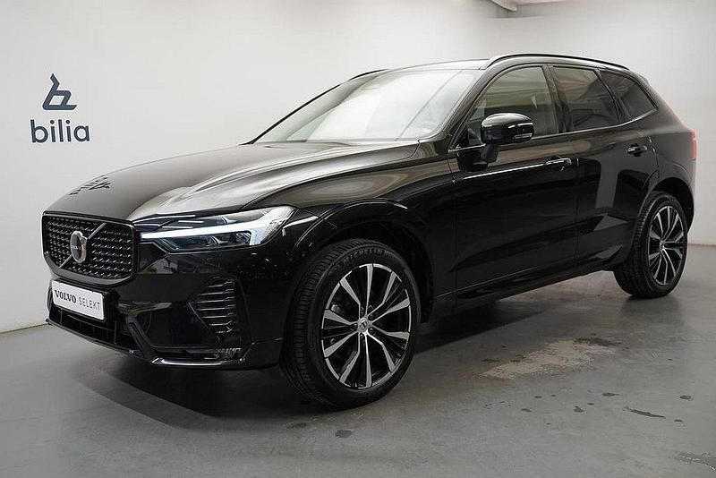 Svart Begagnad 2023 Volvo XC60 Plus SUV | 479 900 kr (Marknadspris) - Bild 1/3