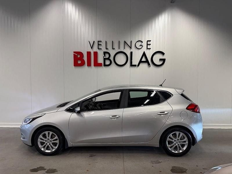 Grå Begagnad 2015 Kia Ceed Comfort Halvkombi | 99 500 kr (Marknadspris) - Bild 1/4