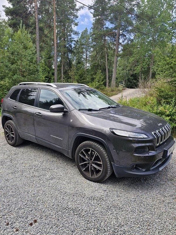 Grå Begagnad 2016 Jeep Cherokee SUV | 180 000 kr (Marknadspris) - Bild 1/4