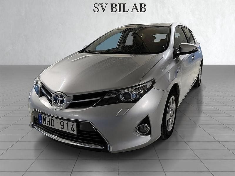 Silver Begagnad 2013 Toyota Auris Hybrid Active Halvkombi | 124 900 kr (Marknadspris) - Bild 1/4