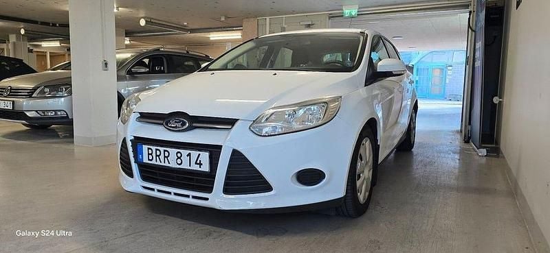 Begagnad Ford Focus Trend 116 HK (85 kW) 2014 Vit Halvkombi