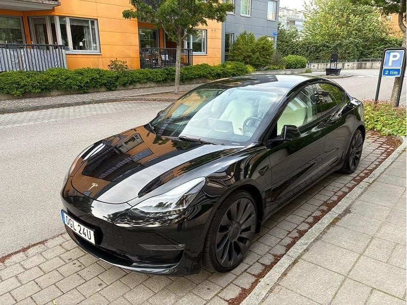 Svart Begagnad 2022 Tesla Model 3 Performance Sedan | 349 990 kr (Marknadspris) - Bild 1/4