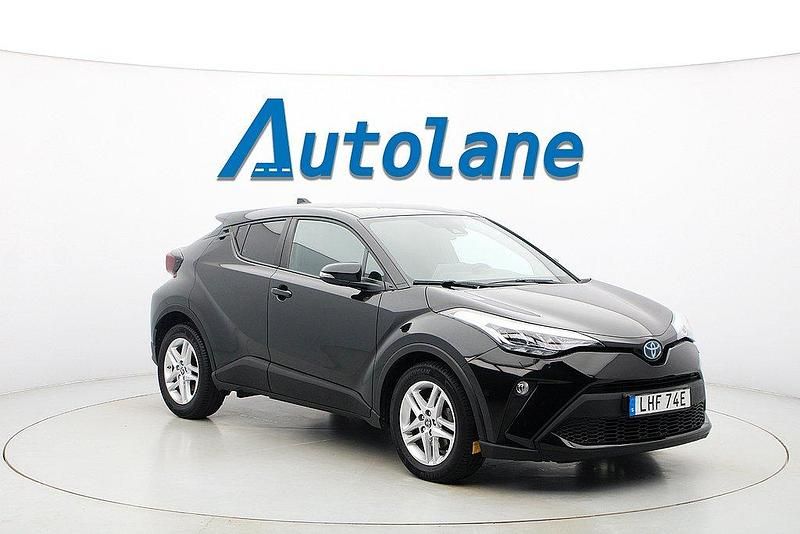 Svart Begagnad 2023 Toyota C-HR Active SUV | 269 900 kr (Marknadspris) - Bild 1/3
