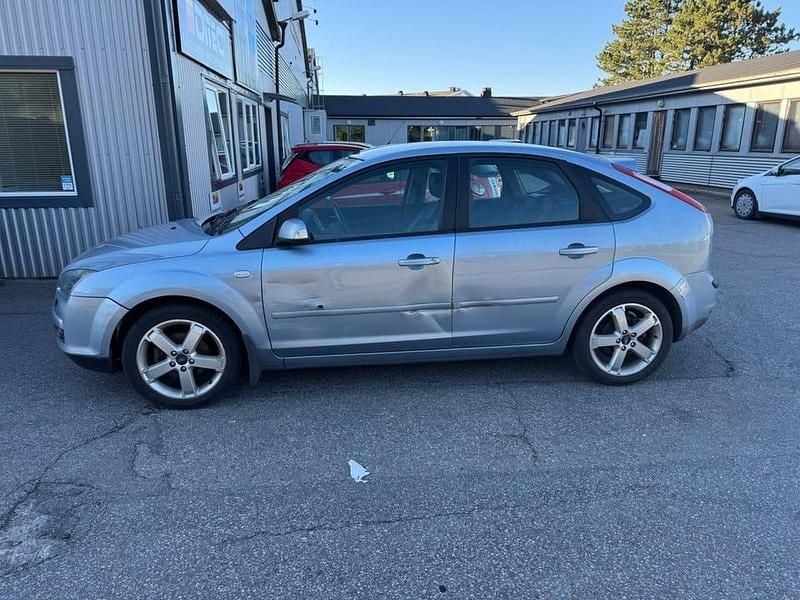 Blå Begagnad 2007 Ford Focus Halvkombi | 16 900 kr (Superpris) - Bild 1/4