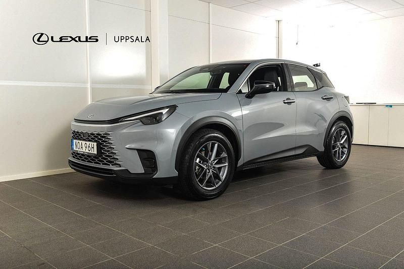 Grå (gråmetallic) Begagnad 2024 Lexus LBX SUV | 319 900 kr - Bild 1/4