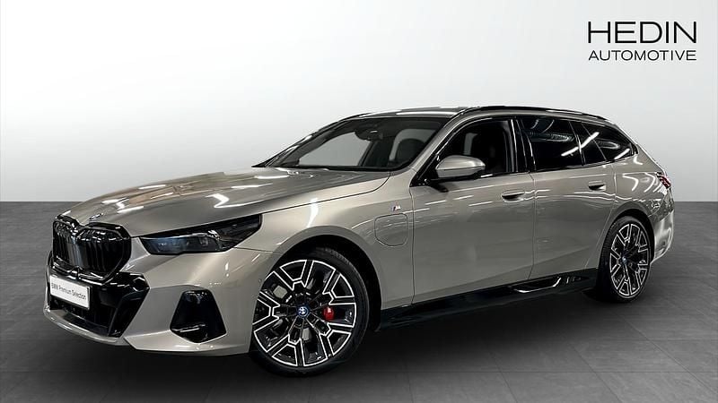 Grå (silver) Begagnad 2025 BMW 530e M Sport Kombi | 714 700 kr (Lite dyr) - Bild 1/4
