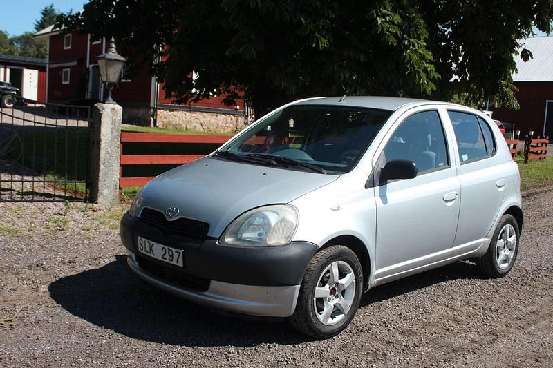 Silver Begagnad 2001 Toyota Yaris Halvkombi | 19 900 kr (Marknadspris) - Bild 1/4