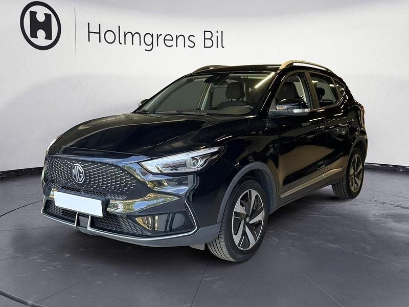 Svart (pebble black) Begagnad 2022 MG ZS Comfort Sedan | 219 900 kr (Bra pris) - Bild 1/4
