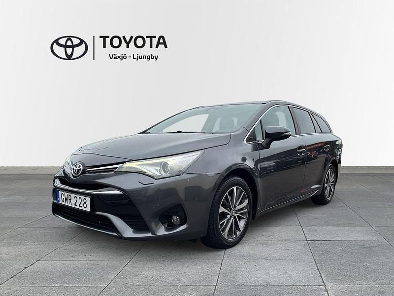Mörkgrå (grå) Begagnad 2015 Toyota Avensis Active Kombi | 139 000 kr (Marknadspris) - Bild 1/4