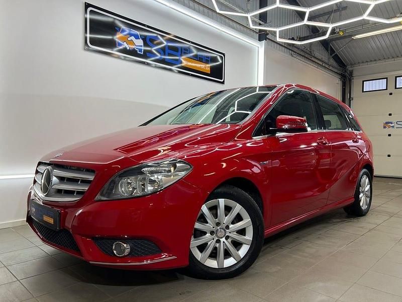 Röd Begagnad 2012 Mercedes B180 Minibuss | 79 900 kr (Marknadspris) - Bild 1/4