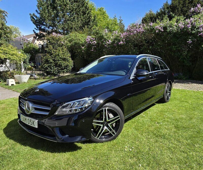 Svart Begagnad 2021 Mercedes C300e Avantgarde Kombi | 310 000 kr (Superpris) - Bild 1/4