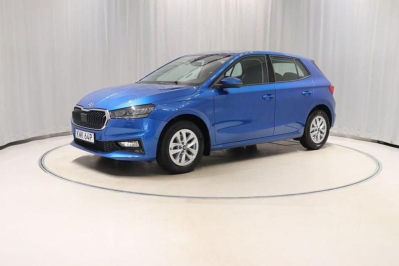 Blå Begagnad 2025 Skoda Fabia Comfort Halvkombi | 249 800 kr (Lite dyr) - Bild 1/4
