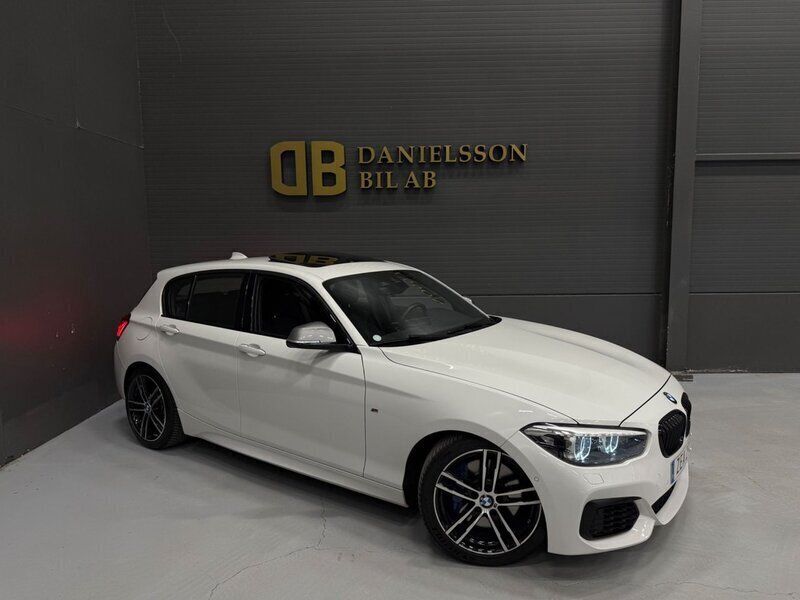 Vit Begagnad 2018 BMW M140 Shadowline Halvkombi | 399 800 kr (Marknadspris) - Bild 1/4