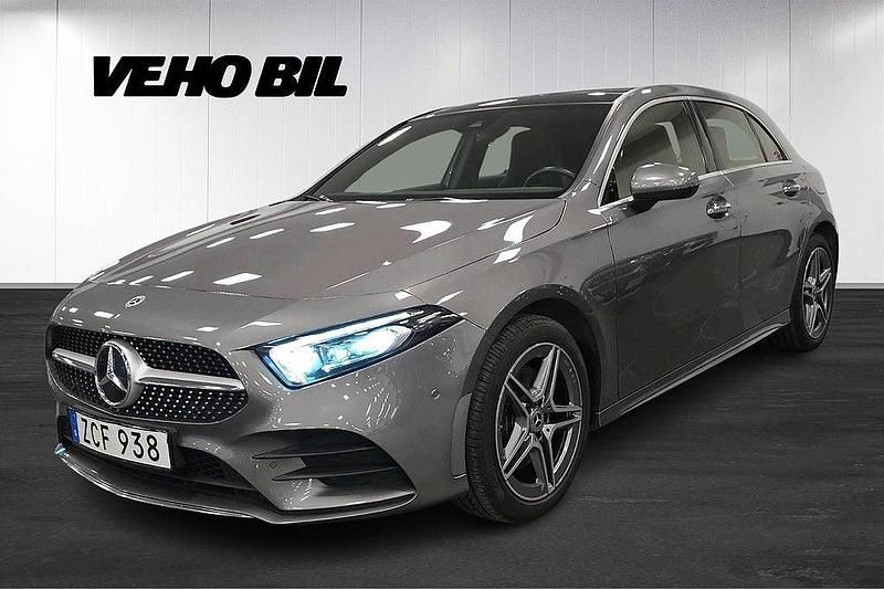 Mörkgrå Begagnad 2022 Mercedes A250 AMG Halvkombi | 319 000 kr (Marknadspris) - Bild 1/4