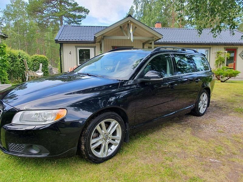 Svart Begagnad 2013 Volvo V70 Momentum Kombi | 115 000 kr (Marknadspris) - Bild 1/4